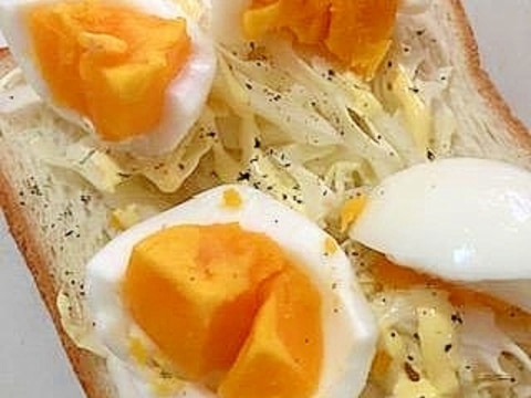 茹で卵ときゃべつのマヨトースト
